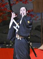 　殿様姿で熱唱する辰巳ゆうと