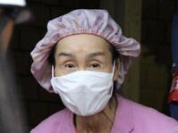 　報道陣に向かって会釈する林家パー子