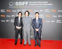 　サン・セバスティアン国際映画祭に参加した（左から）阪本順治監督、若葉竜也、田部井進也氏　©２０２５「てっぺんの向こうにあなたがいる」製作委員会