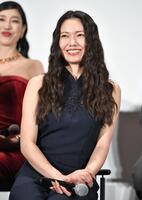 　舞台上で笑顔を見せる二階堂ふみ（撮影・持木克友）