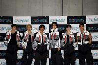 　アリーナツアー初日の本番前に気合を入れたＧＥＮＥＲＡＴＩＯＮＳの（左から）小森隼、白濱亜嵐、数原龍友、片寄涼太、佐野玲於、中務裕太