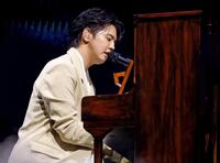 　初日でピアノを披露した片寄涼太