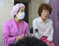 　囲み取材で今の心境を語る林家ペー（右）とパー子＝２１日、浅草演芸ホール（撮影・伊藤笙子）