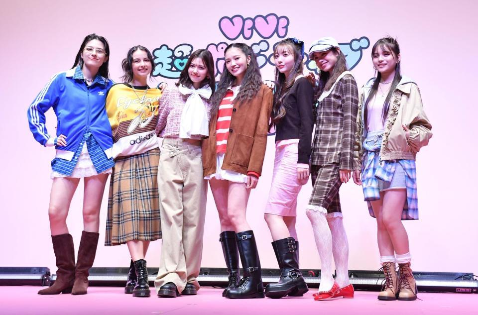 　イベントでしポーズを決める（左から）アリアナさくら、嵐莉菜、村上愛花、せいら、雑賀サクラ、ブリッジマン遊七、有坂心花（撮影・開出牧）