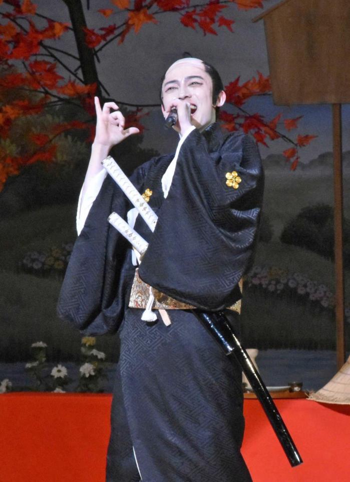 　殿様姿で熱唱する辰巳ゆうと