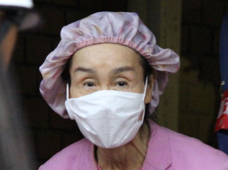 　報道陣に向かって会釈する林家パー子