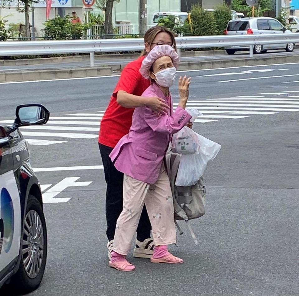 帰宅し笑顔を見せる林家パー子