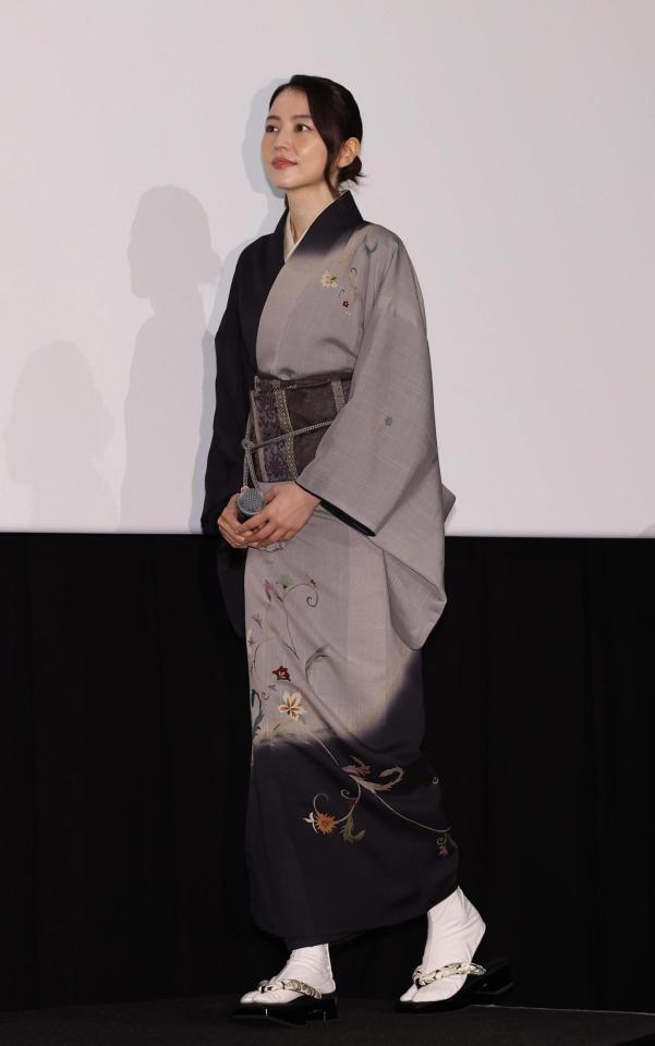 　舞台あいさつに登場した長澤まさみ（撮影・佐々木彰尚）