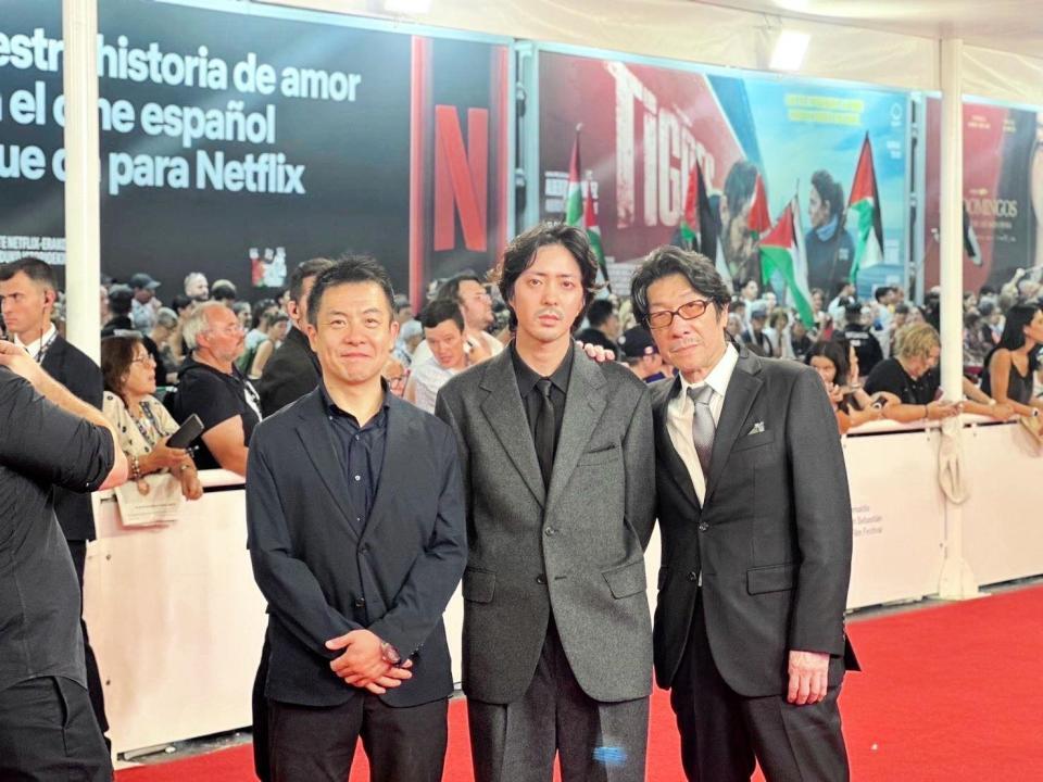 　サン・セバスティアン国際映画祭に参加した（左から）田部井進也氏、若葉竜也、阪本順治監督　©２０２５「てっぺんの向こうにあなたがいる」製作委員会