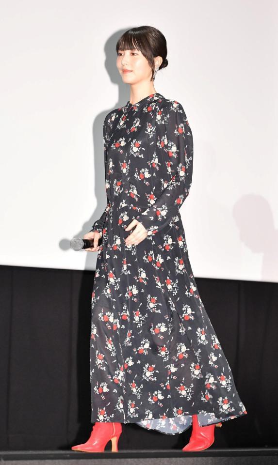 　登壇する浜辺美波（撮影・持木克友）