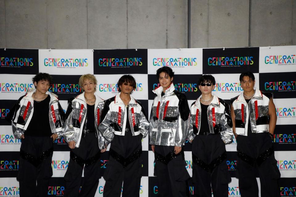 　アリーナツアー初日の本番前に気合を入れたＧＥＮＥＲＡＴＩＯＮＳの（左から）小森隼、白濱亜嵐、数原龍友、片寄涼太、佐野玲於、中務裕太