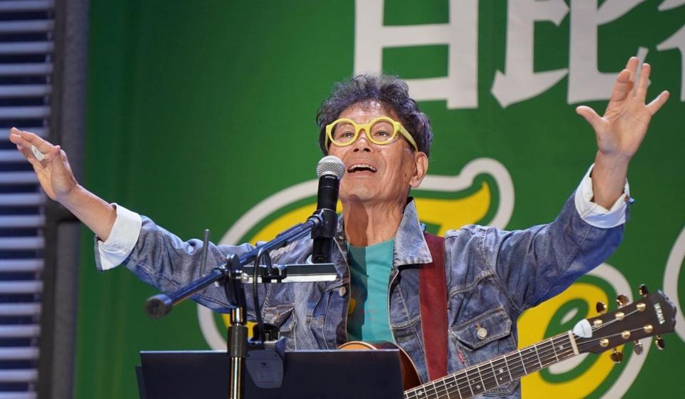 　熱演する南こうせつ