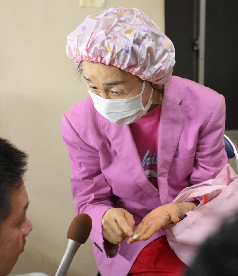 　火事で負傷した指を報道陣に見せる林家パー子＝２１日、浅草演芸ホール（撮影・伊藤笙子）