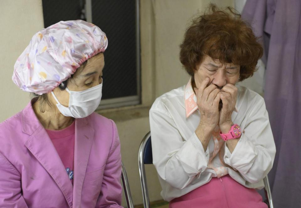 　火事について悲痛な思いを語る林家ペー（右）とパー子＝２１日、浅草演芸ホール（撮影・伊藤笙子）