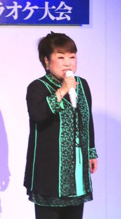 　「昭和百年・カラオケ大会」で歌唱する天童よしみ