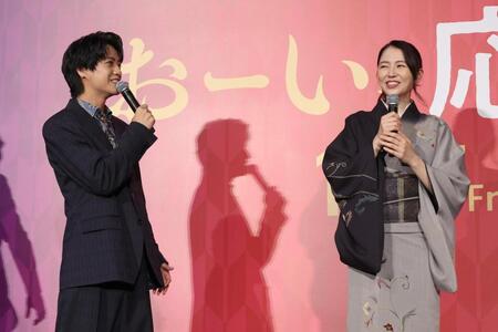 　舞台あいさつに登場した高橋海人（左）と長澤まさみ（撮影・佐々木彰尚）
