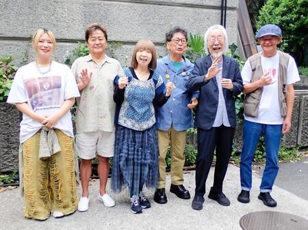 　「東京フォークジャンボリーｉｎ野音～日比谷野音　Ｔｈｅ　Ｆｉｎａｌ」に出演した（左から）きばやし、細坪基佳、イルカ、南こうせつ、小室等、木村充揮