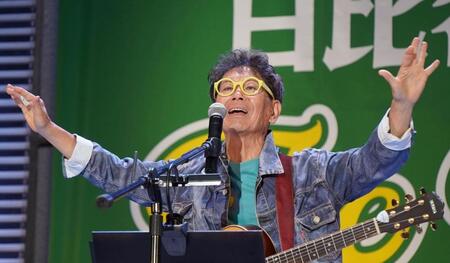 　熱演する南こうせつ