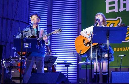 　熱演する南こうせつ（左）とイルカ