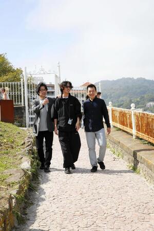 　サン・セバスティアン国際映画祭に参加した（左から）阪本順治監督、若葉竜也、田部井進也氏　©２０２５「てっぺんの向こうにあなたがいる」製作委員会