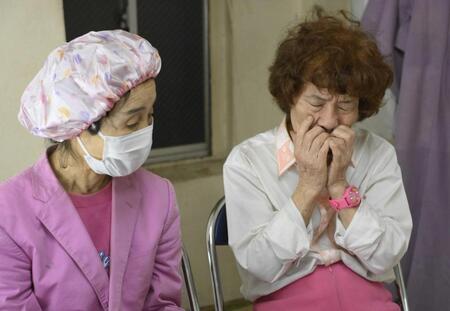 　悲痛な思いを語る林家ペー（右）とパー子（撮影・伊藤笙子）　