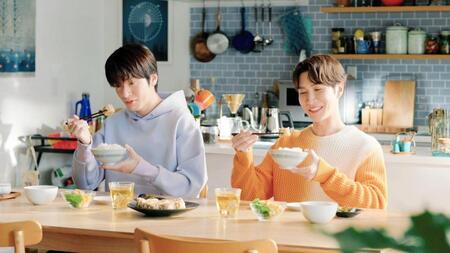 　「大阪王将」新ＣＭに出演する　Ｓｎｏｗ　Ｍａｎの深澤辰哉（左）と渡辺翔太