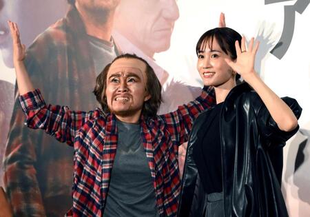 　レオナルド・ディカプリオに扮（ふん）したキンタロー。（左）と前田敦子（撮影・堀内翔）