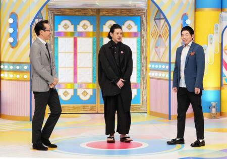 　「開運！なんでも鑑定団」でお宝の鑑定を依頼したオダギリジョー（中央）と福澤朗（左）、今田耕司　©テレビ東京