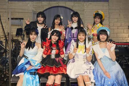 　ポーズを決める（前列左から）礒部花凜、鈴木杏奈、山崎玲奈、其原有沙、（後列左から）竹内夢、鷲見友美ジェナ、花耶、倉知玲鳳