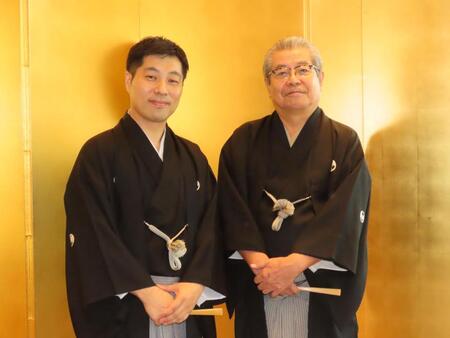 　真打昇進が決まった立川志の彦（左）と師匠の立川志の輔