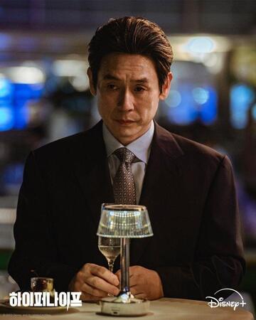 　Ｄｉｓｎｅｙ　Ｐｌｕｓ　Ｋｏｒｅａの公式Ｘ＠ＤｉｓｎｅｙＰｌｕｓＫＲより　ドラマ「Ｈｙｐｅｒ　Ｋｎｉｆｅ」より　俳優のソル・ギョング