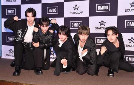 　結成後初お披露目＆初記者会見を行ったＳＴＡＲＧＬＯＷの（左から）ＡＤＡＭ、ＴＡＩＫＩ、ＲＵＩ、ＧＯＩＣＨＩ、ＫＡＮＯＮ（撮影・開出牧）