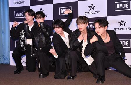 　結成後初お披露目＆初記者会見を行ったＳＴＡＲＧＬＯＷの（左から）ＡＤＡＭ、ＴＡＩＫＩ、ＲＵＩ、ＧＯＩＣＨＩ、ＫＡＮＯＮ（撮影・開出牧）