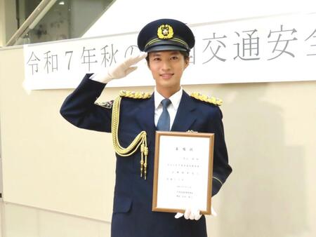 青山新　警察官制服姿に女性ファンから悲鳴も「背筋が伸びます」地元・浦安で一日警察署長