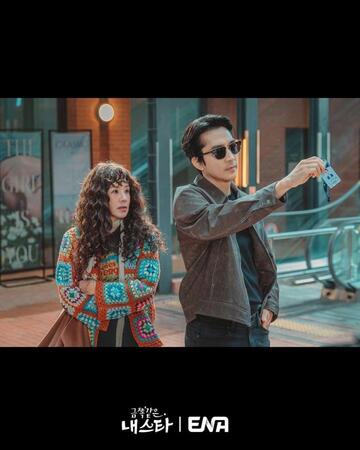 　韓国放送局・ＥＮＡの公式Ｘ＠Ｃｈａｎｎｅｌ＿ＥＮＡより　ドラマ「かけがえのない私のスター」より（左から）オム・ジョンファ、ソン・スンホン