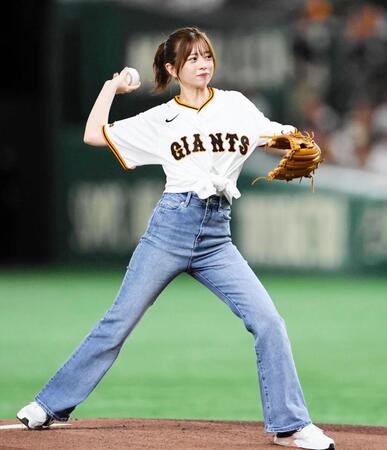 　綺麗なフォームで投球するファーストピッチの桜田ひより＝東京ドーム（９月１３日撮影）