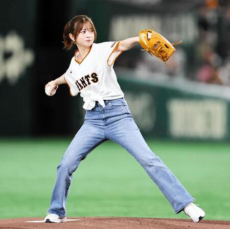 　綺麗なフォームで投球するファーストピッチの桜田ひより＝東京ドーム（９月１３日撮影）