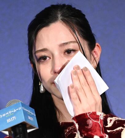 　舞台あいさつで涙を流す中条あやみ（撮影・開出牧）