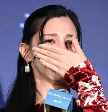 　舞台あいさつで突然、涙ぐむ中条あやみ（撮影・開出牧）