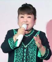 　熱唱する天童よしみ