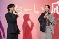 　舞台あいさつに登場した高橋海人（左）と長澤まさみ（撮影・佐々木彰尚）