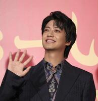 　手を振る高橋海人（撮影・佐々木彰尚）