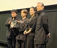 　舞台あいさつに登壇した（右から）加藤雅也、彩凪翔、岩橋玄樹