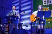 　熱演する南こうせつ（左）とイルカ