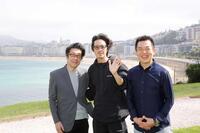 　サン・セバスティアン国際映画祭に参加した（左から）阪本順治監督、若葉竜也、田部井進也氏　©２０２５「てっぺんの向こうにあなたがいる」製作委員会