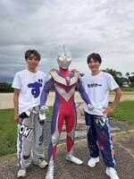 　「イナズマロック　フェス　２０２５」に出演したながのーずの井ノ原快彦（左）と長野博（右）とウルトラマンティガ　©イナズマロックフェス　２０２５　実行委員会