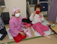 　囲み取材に詰めかけた報道陣を撮影する林家ペー（右）とパー子（撮影・伊藤笙子）