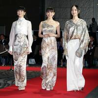 　笑顔で登場するＰｅｒｆｕｍｅの（左から）かしゆか、あ～ちゃん、のっち＝２４年