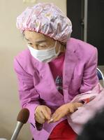 　火事で負傷した指を報道陣に見せる林家パー子（撮影・伊藤笙子）