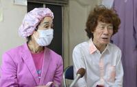 　囲み取材で今の心境を語る林家ペー（右）とパー子（撮影・伊藤笙子）